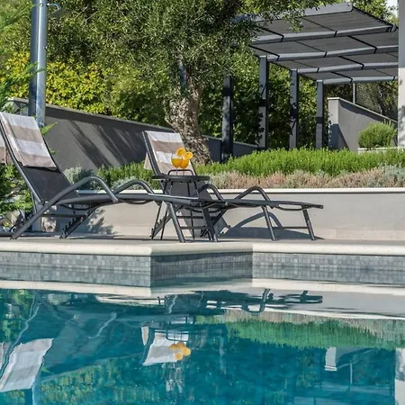 Kuk With Heated Pool Villa