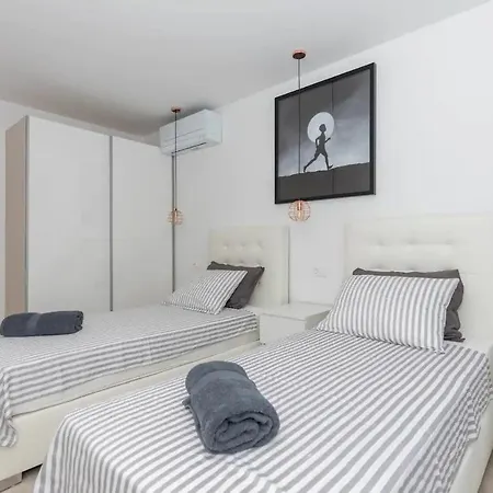 Kuk With Heated Pool * Makarska