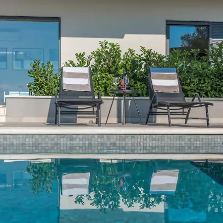 Kuk With Heated Pool Vila Makarska
